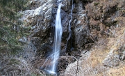 53 Incontro subito un'alta cascata...